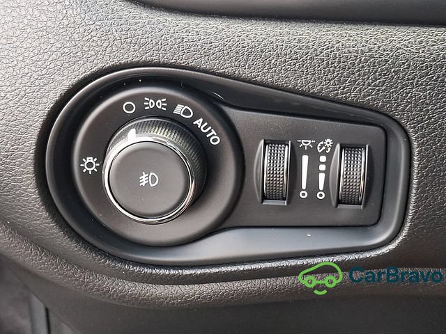 Used 2019 Jeep Renegade Altitude w/ UConnect 8.4 Nav Group AWD/4WD image 24