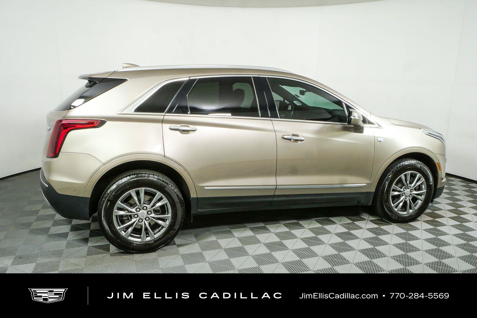Used 2023 Cadillac XT5 Premium Luxury w/ Technology Package FWD image 2