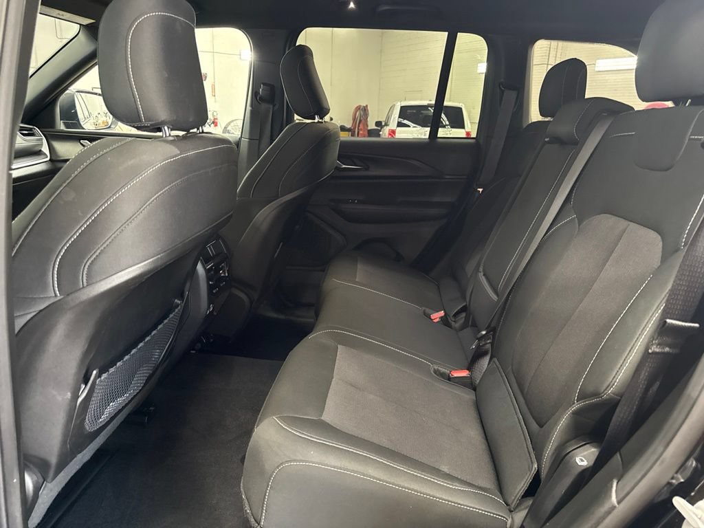 Used 2025 Jeep Grand Cherokee Laredo w/ Luxury Tech Group I AWD/4WD image 13