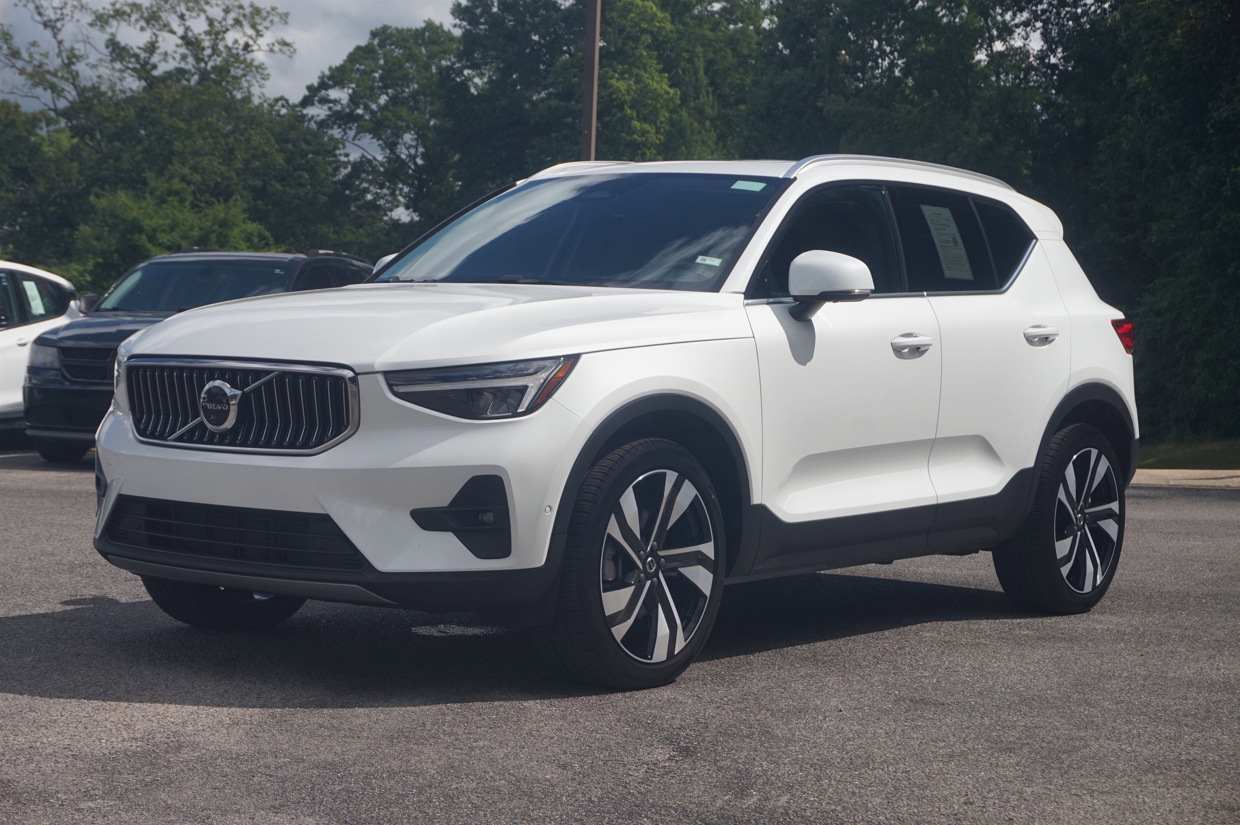 Used 2025 Volvo XC40 B5 Plus image 5