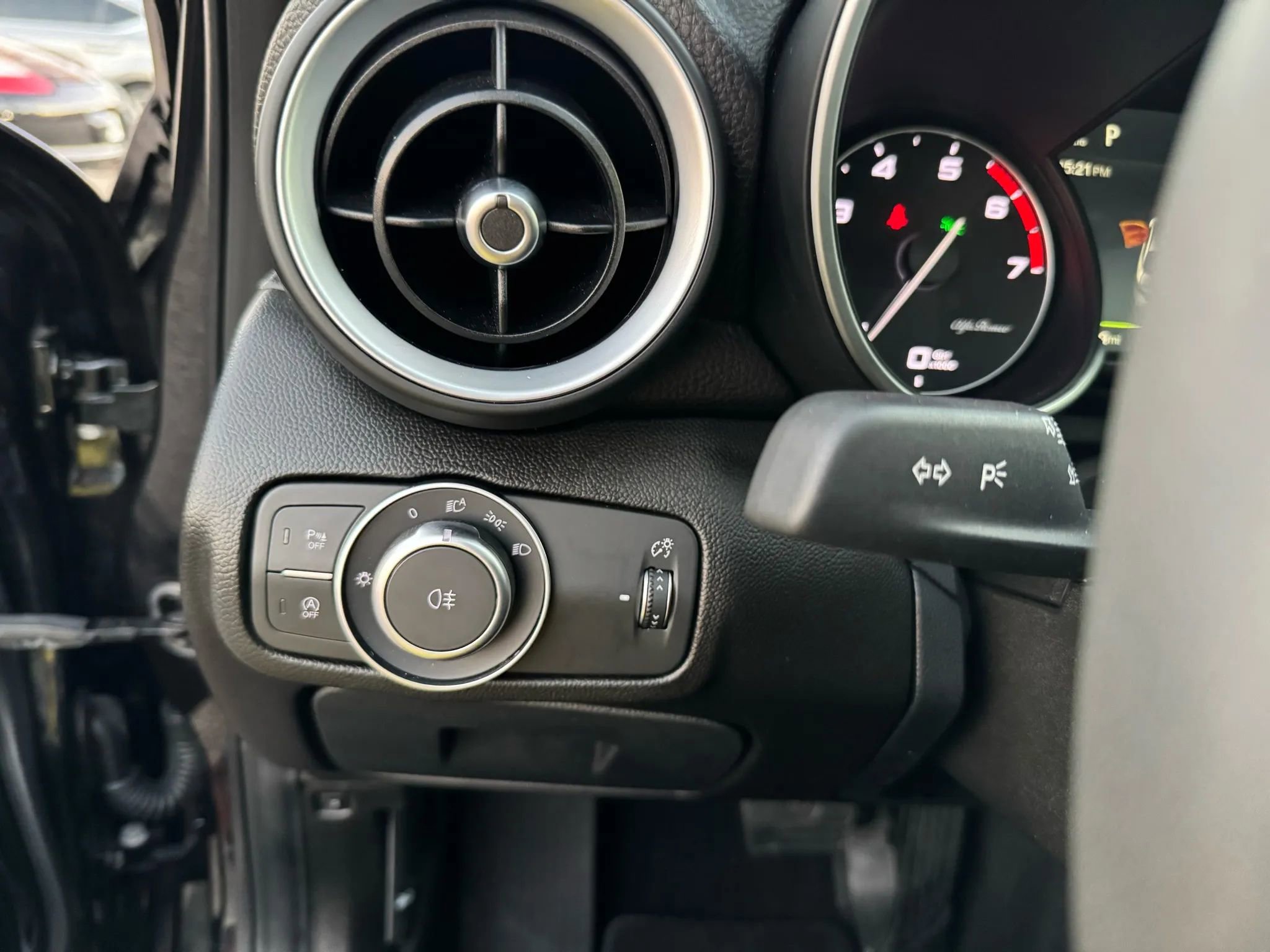 Used 2018 Alfa Romeo Giulia Ti image 32