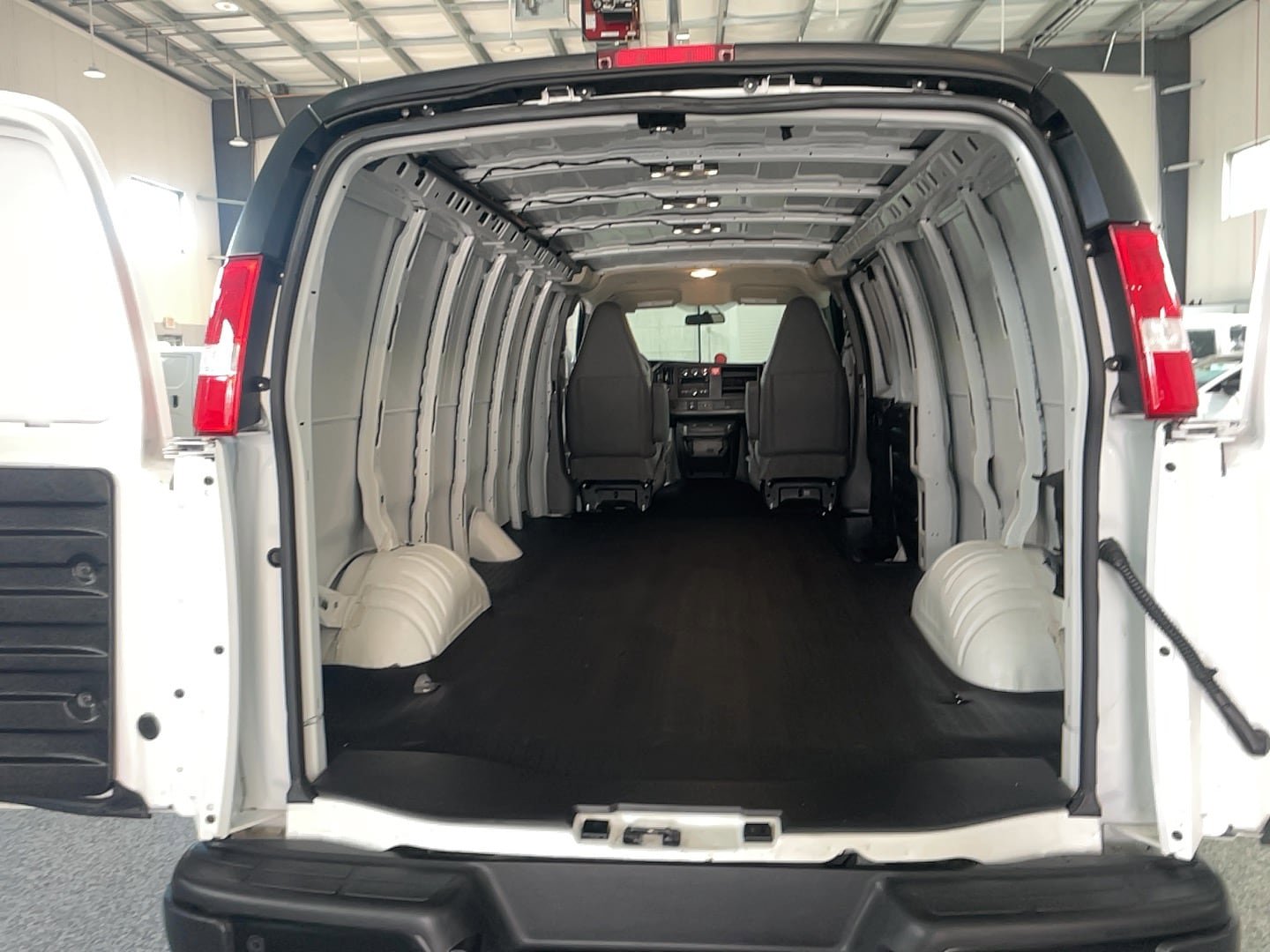 Used 2025 GMC Savana 3500 Extended RWD image 9