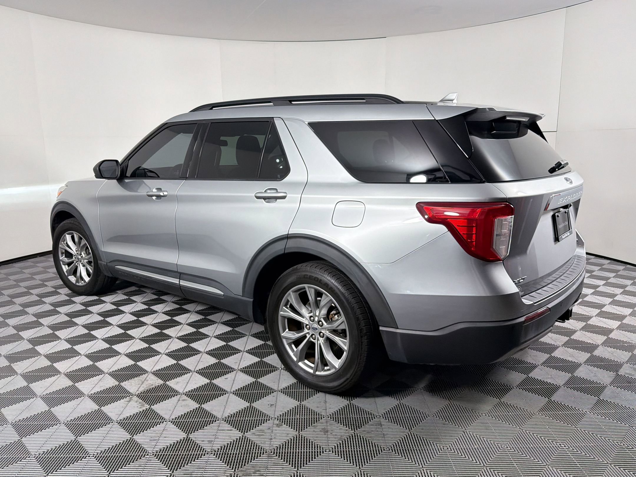 Used 2020 Ford Explorer XLT w/ Equipment Group 202A RWD image 3