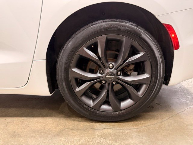 Used 2019 Chrysler Pacifica Limited w/ S Appearance Package FWD image 3