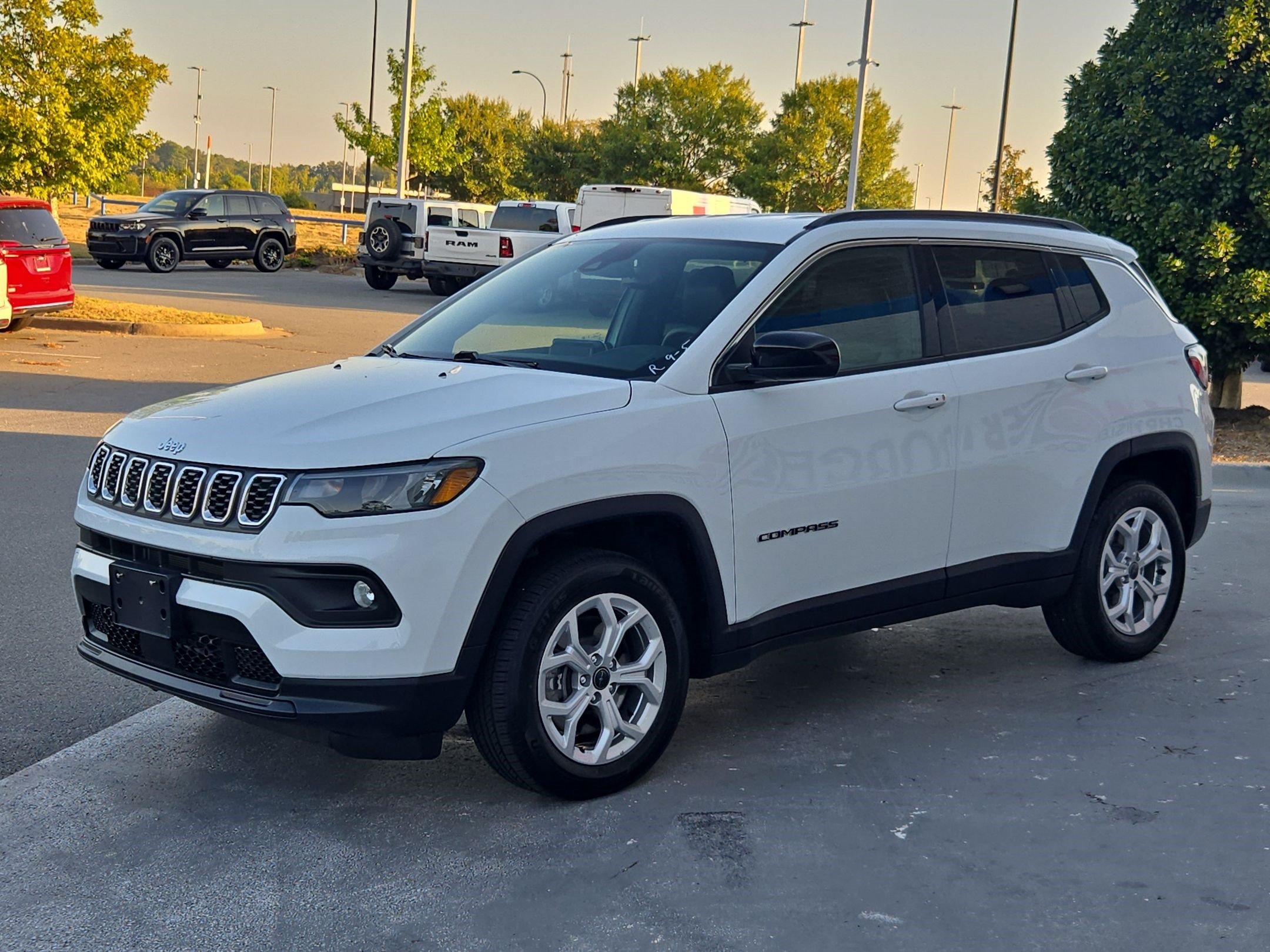 Used 2025 Jeep Compass Latitude AWD/4WD image 3