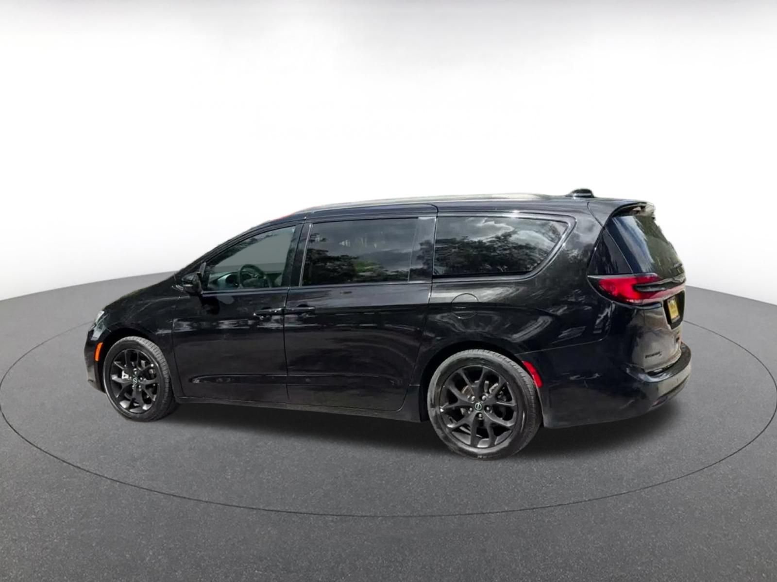 Used 2025 Chrysler Pacifica Limited FWD image 10