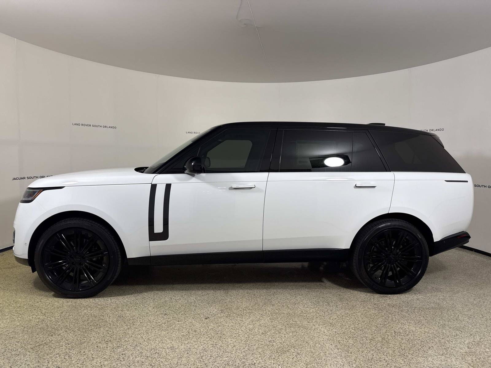 New 2026 Land Rover Range Rover Long Wheelbase SE AWD/4WD image 2