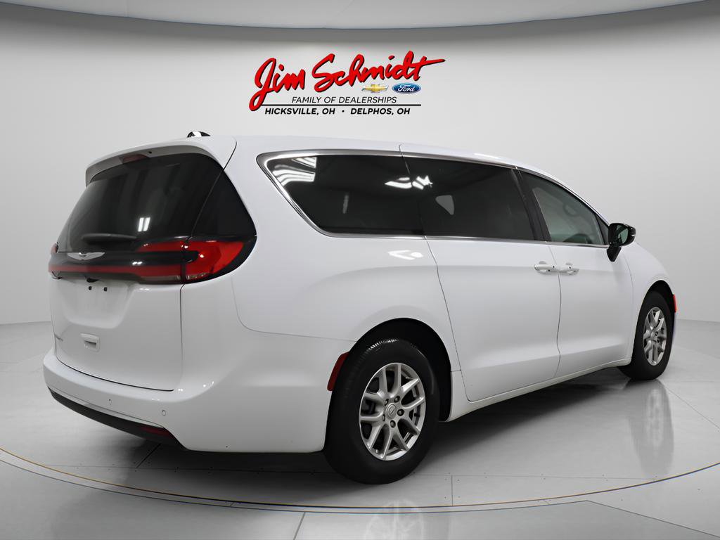 Used 2026 Chrysler Pacifica Select image 6