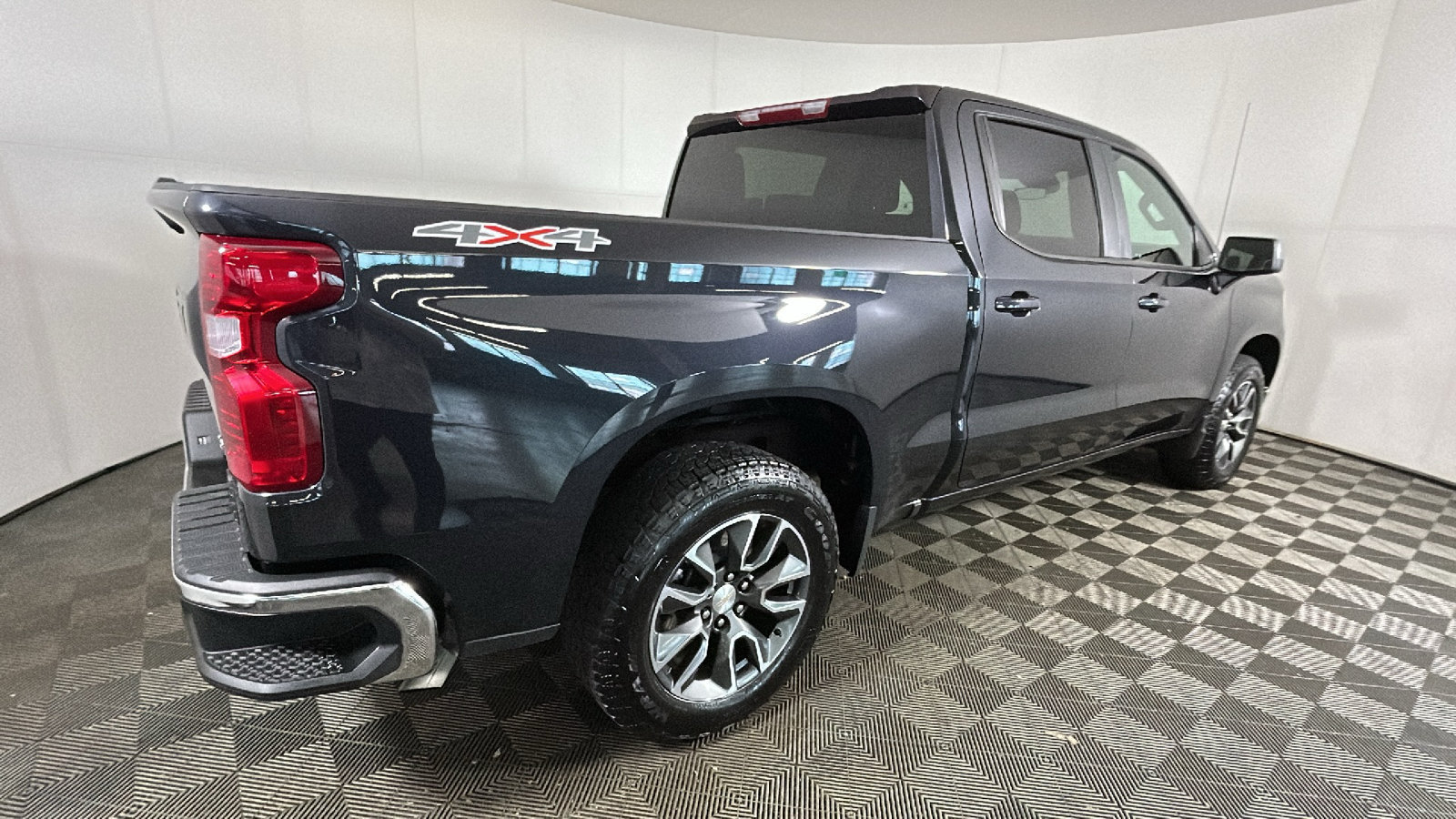 Used 2024 Chevrolet Silverado 1500 LT AWD/4WD image 3