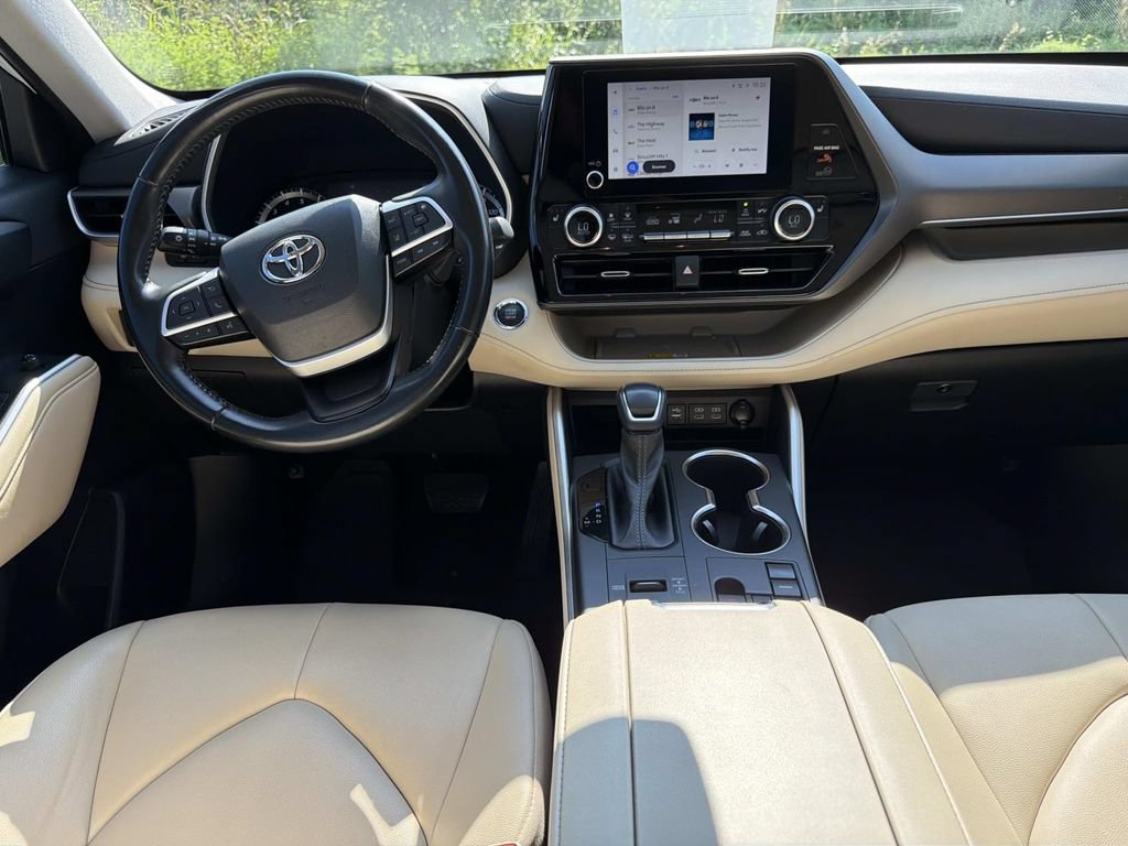 Used 2023 Toyota Highlander XLE FWD image 19