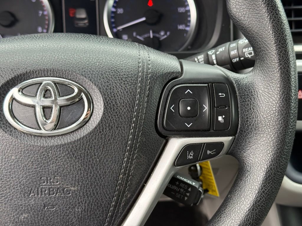 Used 2017 Toyota Highlander LE FWD image 16