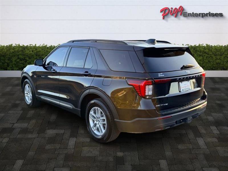 Used 2025 Ford Explorer Active image 3