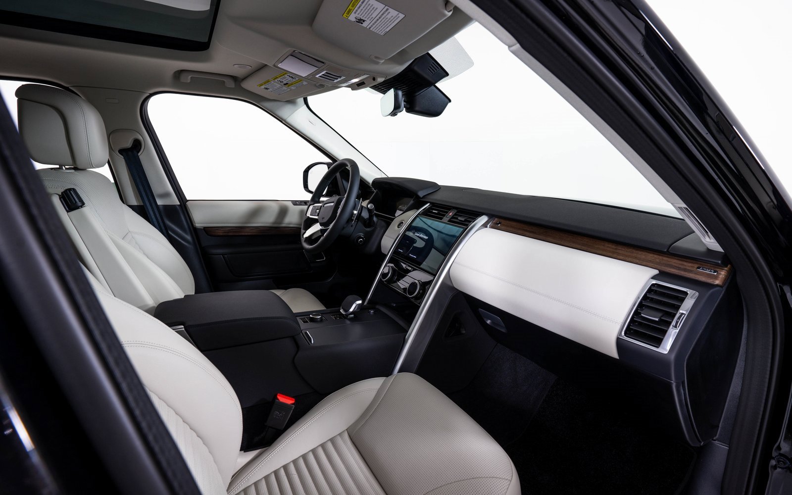 Used 2025 Land Rover Discovery S image 16