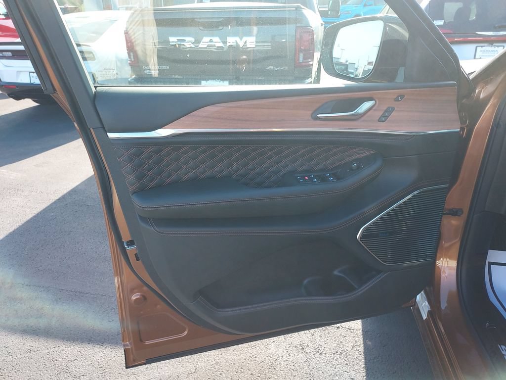 New 2026 Jeep Grand Cherokee Summit w/ Obsidian Package AWD/4WD image 10