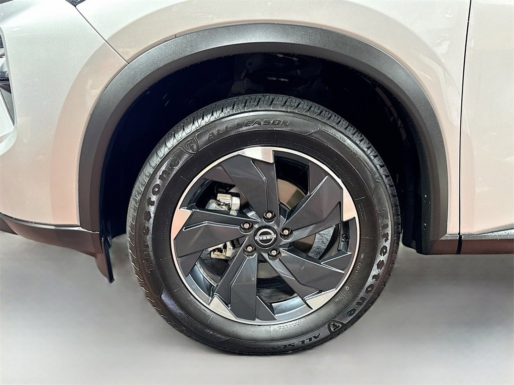 Used 2024 Nissan Rogue SV image 11