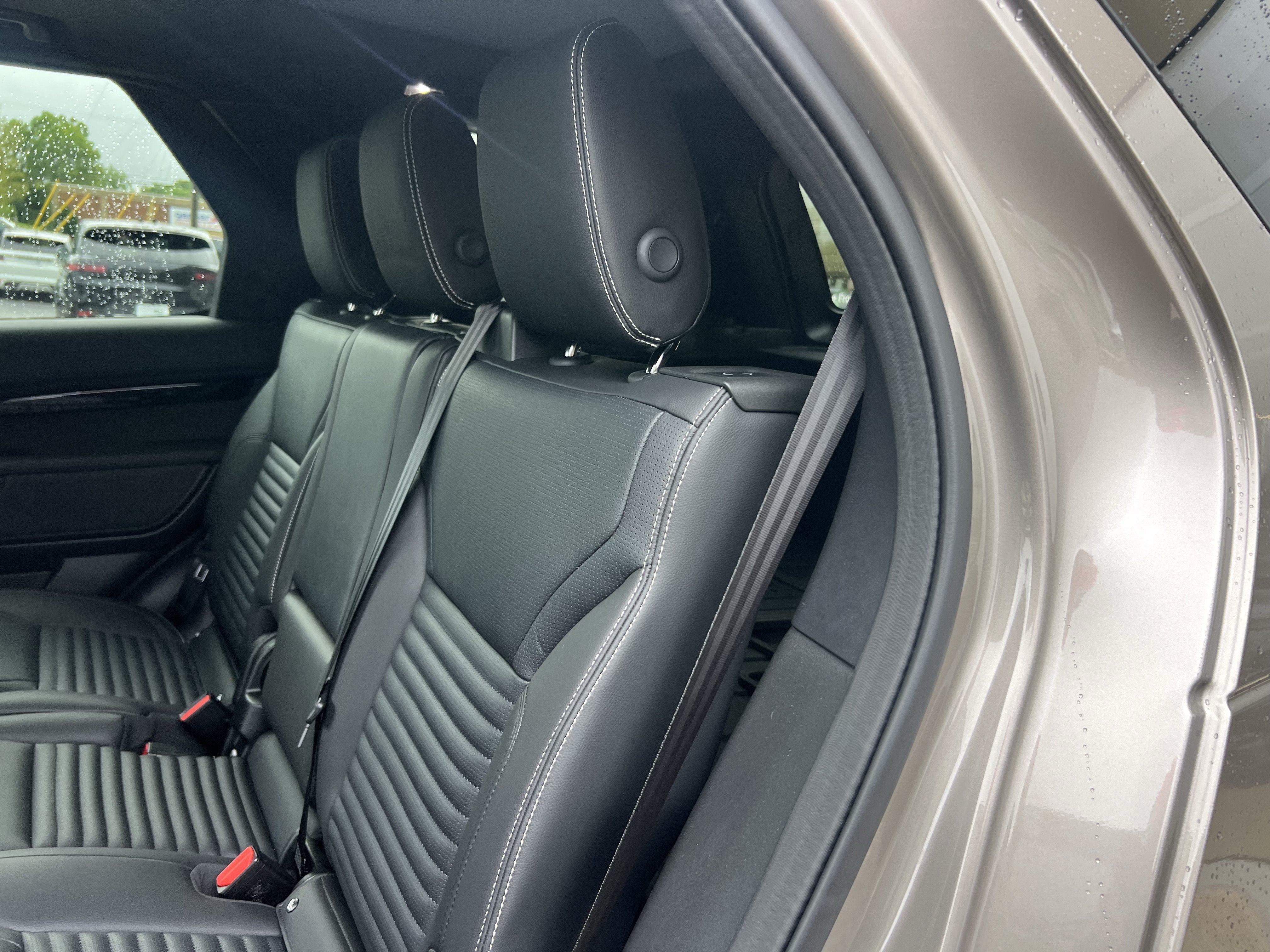 Certified 2025 Land Rover Discovery S AWD/4WD image 33