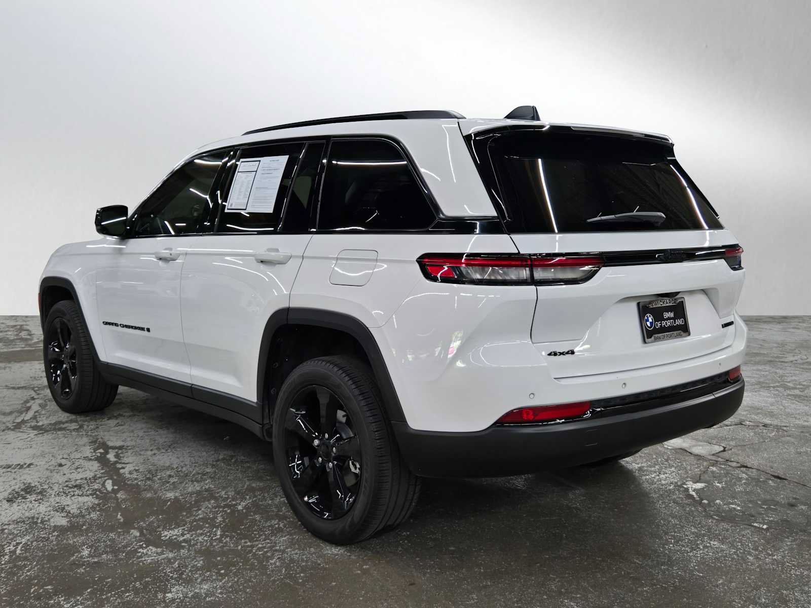 Used 2023 Jeep Grand Cherokee Limited w/ Black Appearance Package AWD/4WD image 5