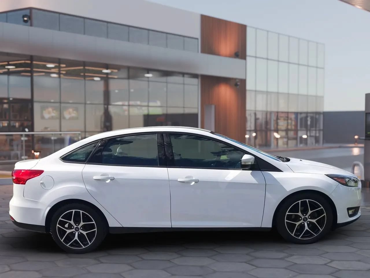 Used 2018 Ford Focus SE w/ SE Appearance Package FWD image 4