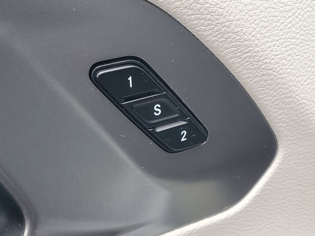 Used 2024 Chrysler Pacifica Touring-L image 15