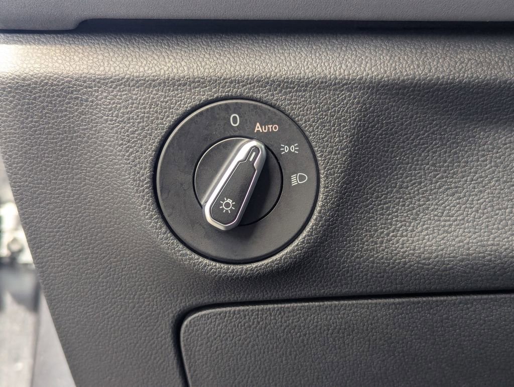 Used 2025 Volkswagen Jetta SE FWD image 23