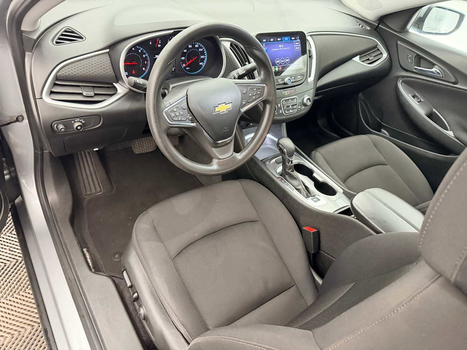 Used 2023 Chevrolet Malibu LT image 2