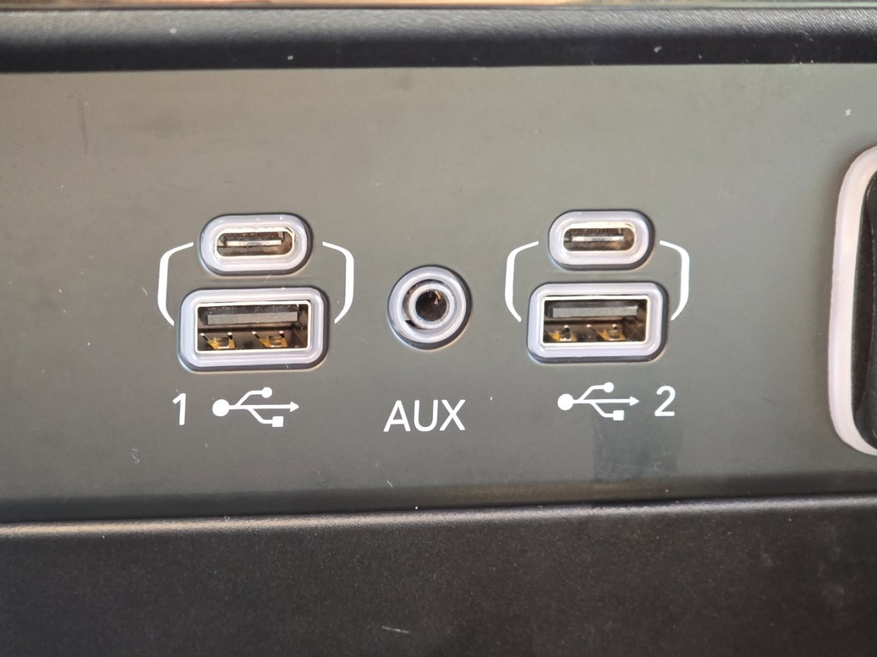 Used 2025 Jeep Grand Cherokee Limited w/ Black Appearance Package image 9