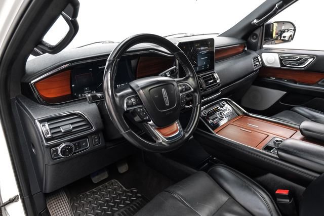 Used 2021 Lincoln Navigator Reserve w/ Luxury Package image 3