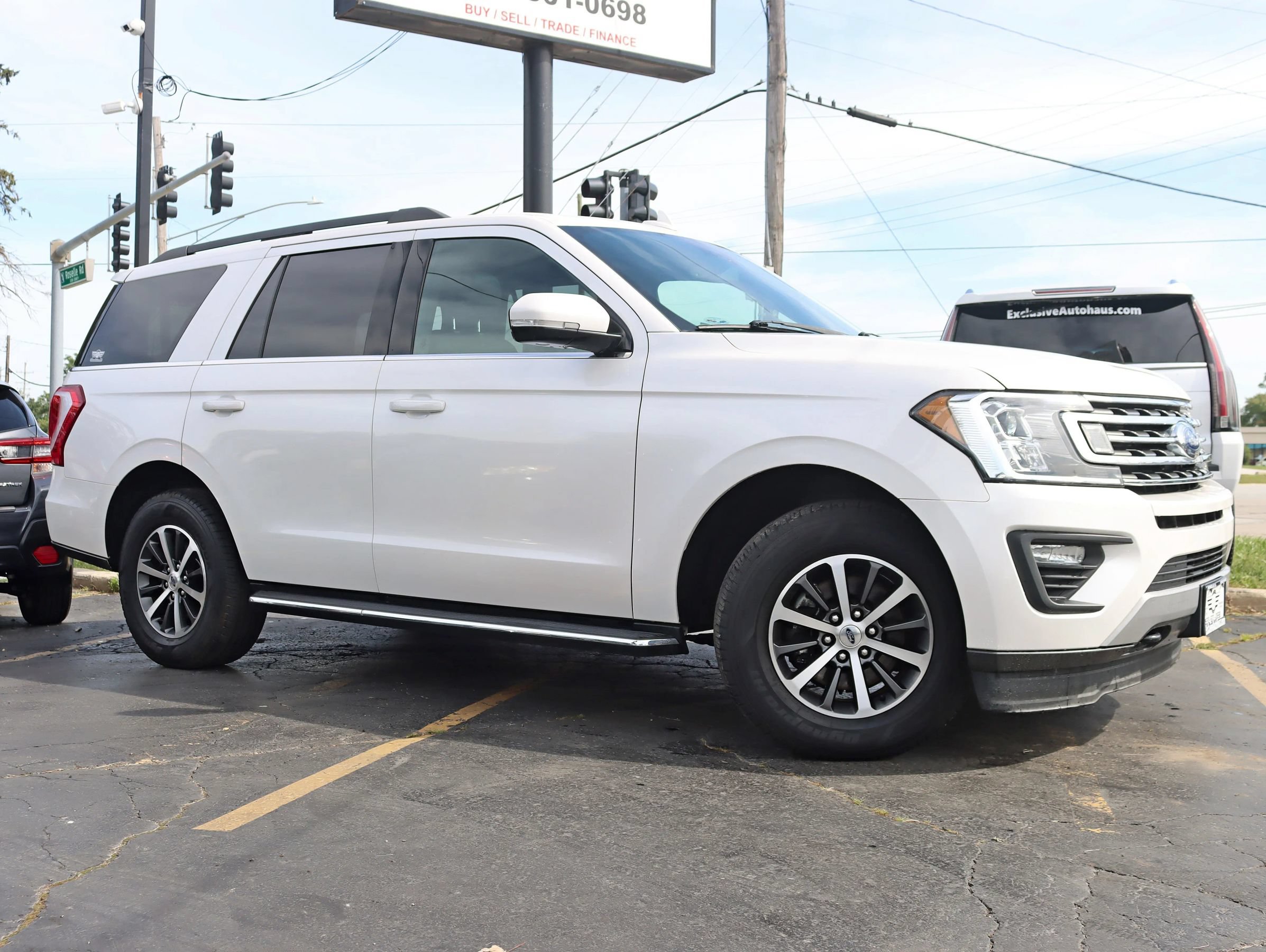 Used 2019 Ford Expedition XLT w/ Equipment Group 202A AWD/4WD image 2