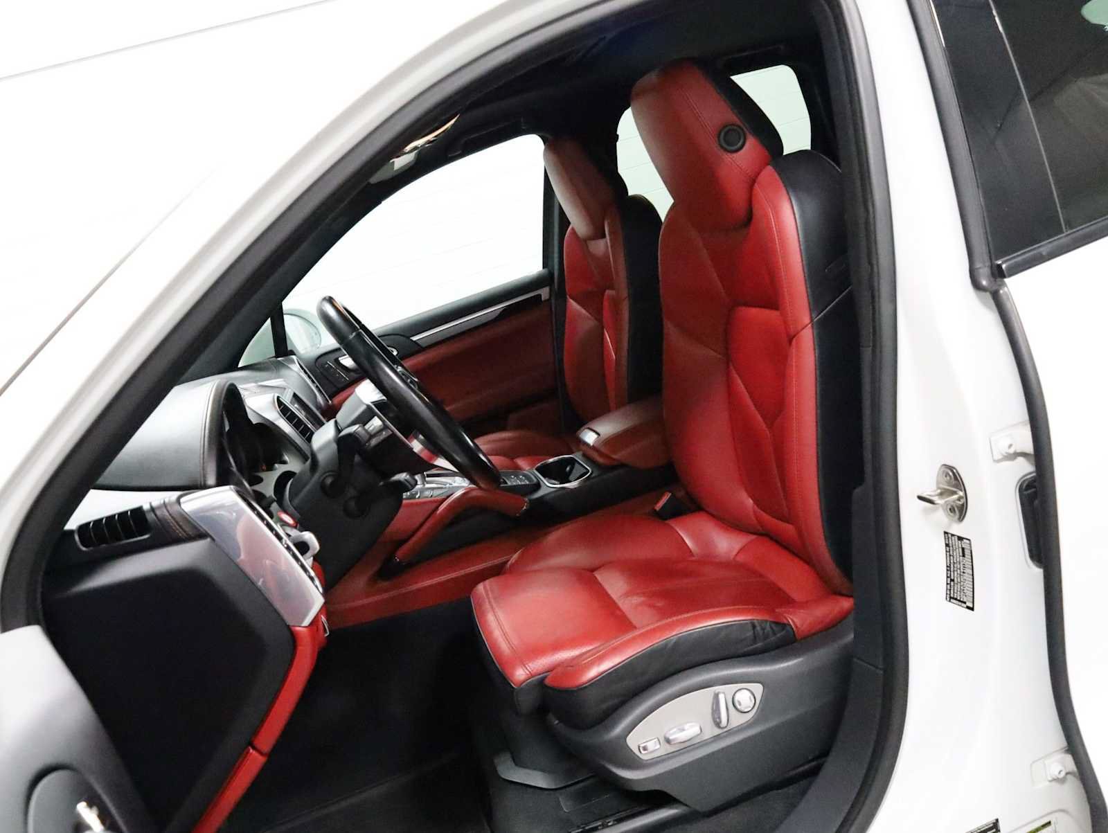 Used 2016 Porsche Cayenne AWD/4WD image 5