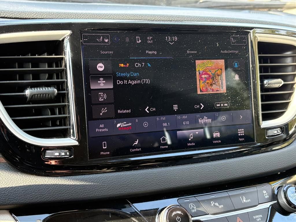 Used 2023 Chrysler Pacifica Touring-L image 9