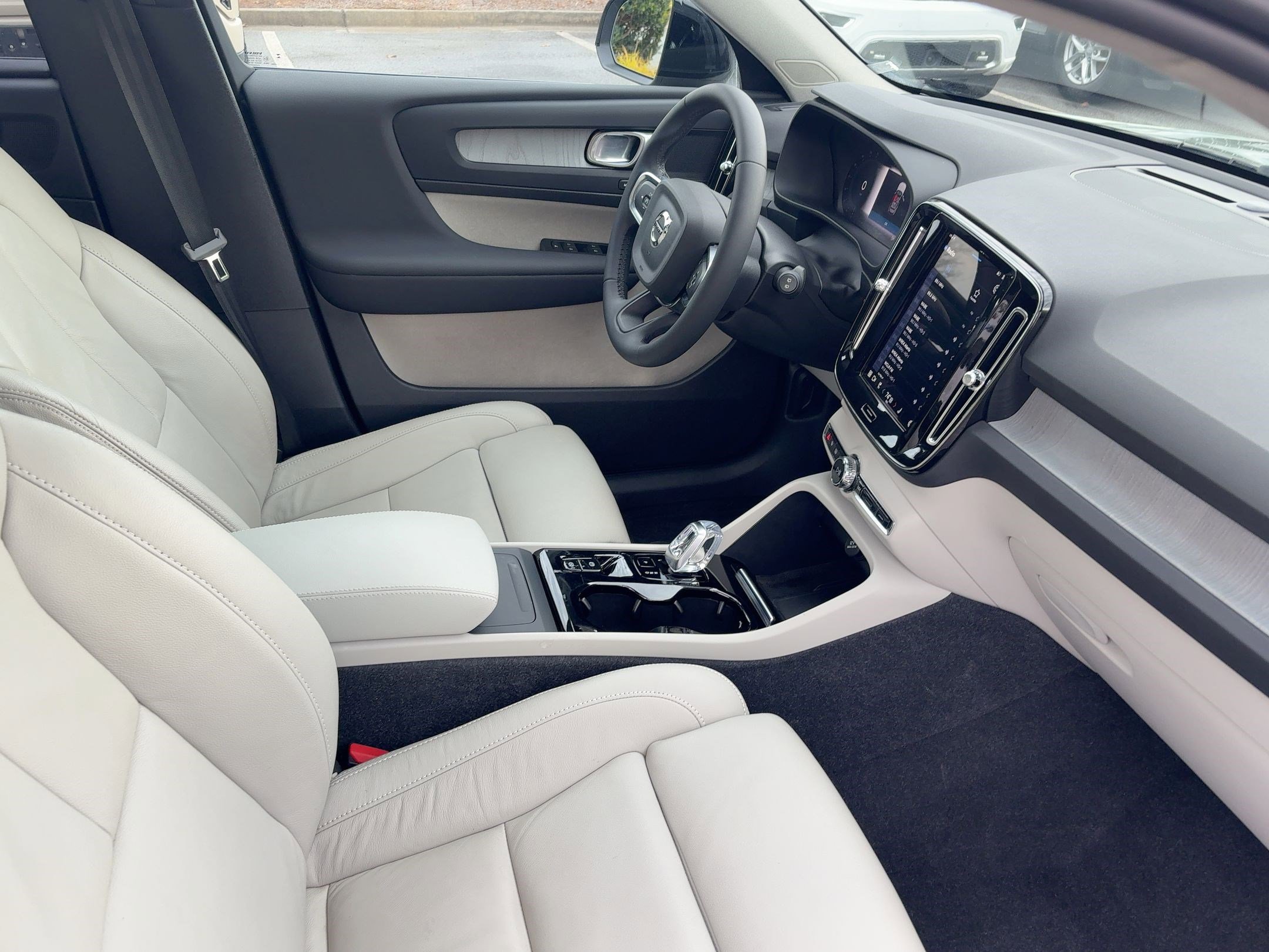 Used 2024 Volvo XC40 B5 Plus w/ Climate Package image 29