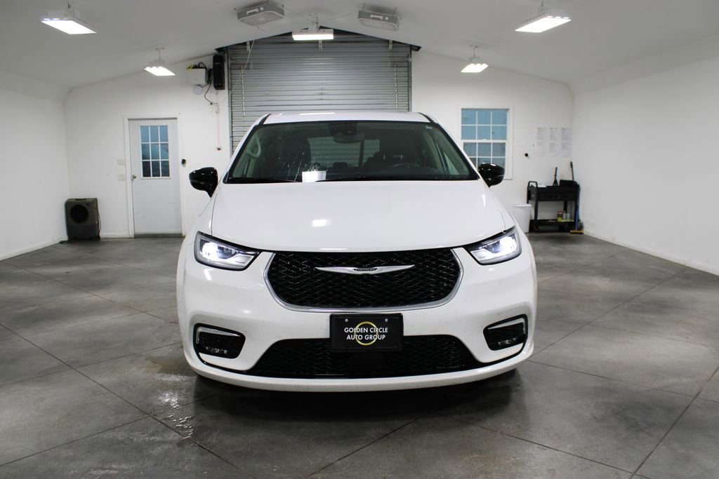 Used 2024 Chrysler Pacifica Touring-L image 3