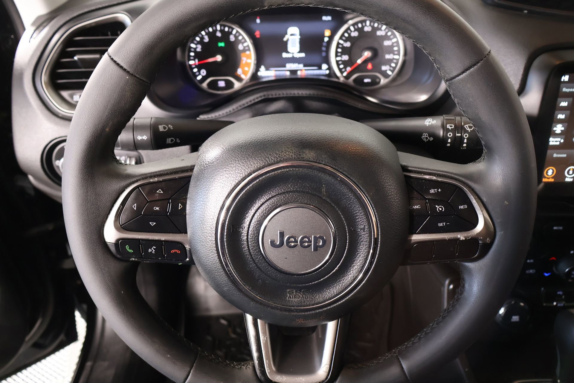 Used 2022 Jeep Renegade Latitude AWD/4WD image 3