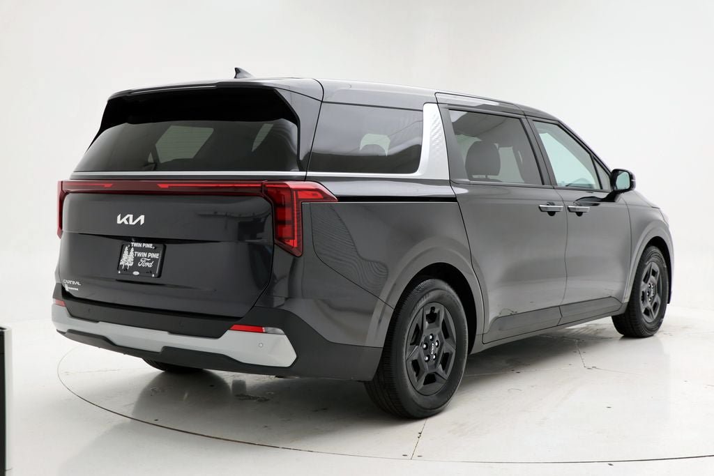 Used 2025 Kia Carnival FWD image 8