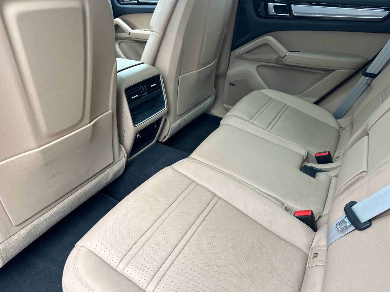 Certified 2023 Porsche Cayenne Platinum Edition image 13