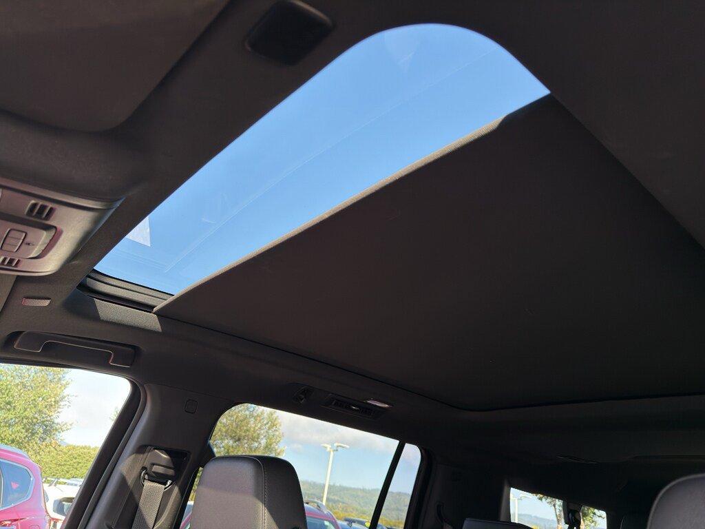Used 2021 Chevrolet Suburban Z71 w/ Luxury Package AWD/4WD image 16