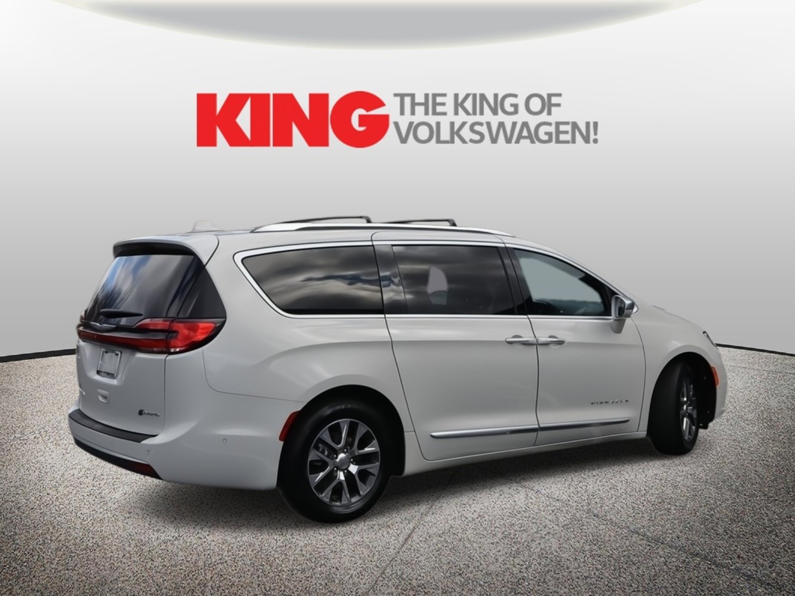 Used 2021 Chrysler Pacifica Pinnacle image 3