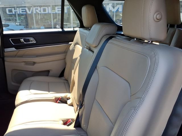 Used 2017 Ford Explorer Limited w/ Equipment Group 301A FWD image 11