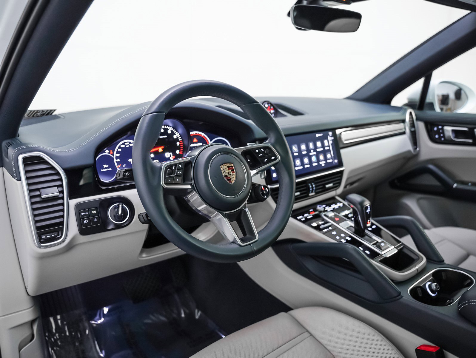 Used 2023 Porsche Cayenne Platinum Edition image 4