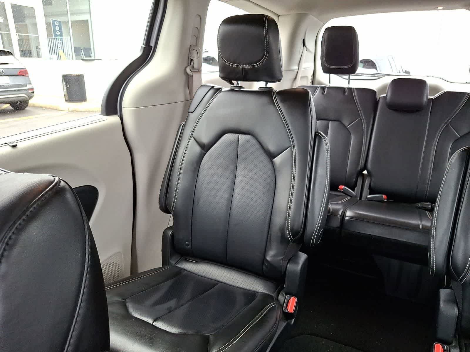 Used 2023 Chrysler Pacifica Touring-L image 10