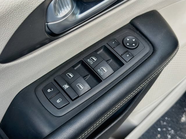 Used 2021 Chrysler Pacifica Touring-L FWD image 17