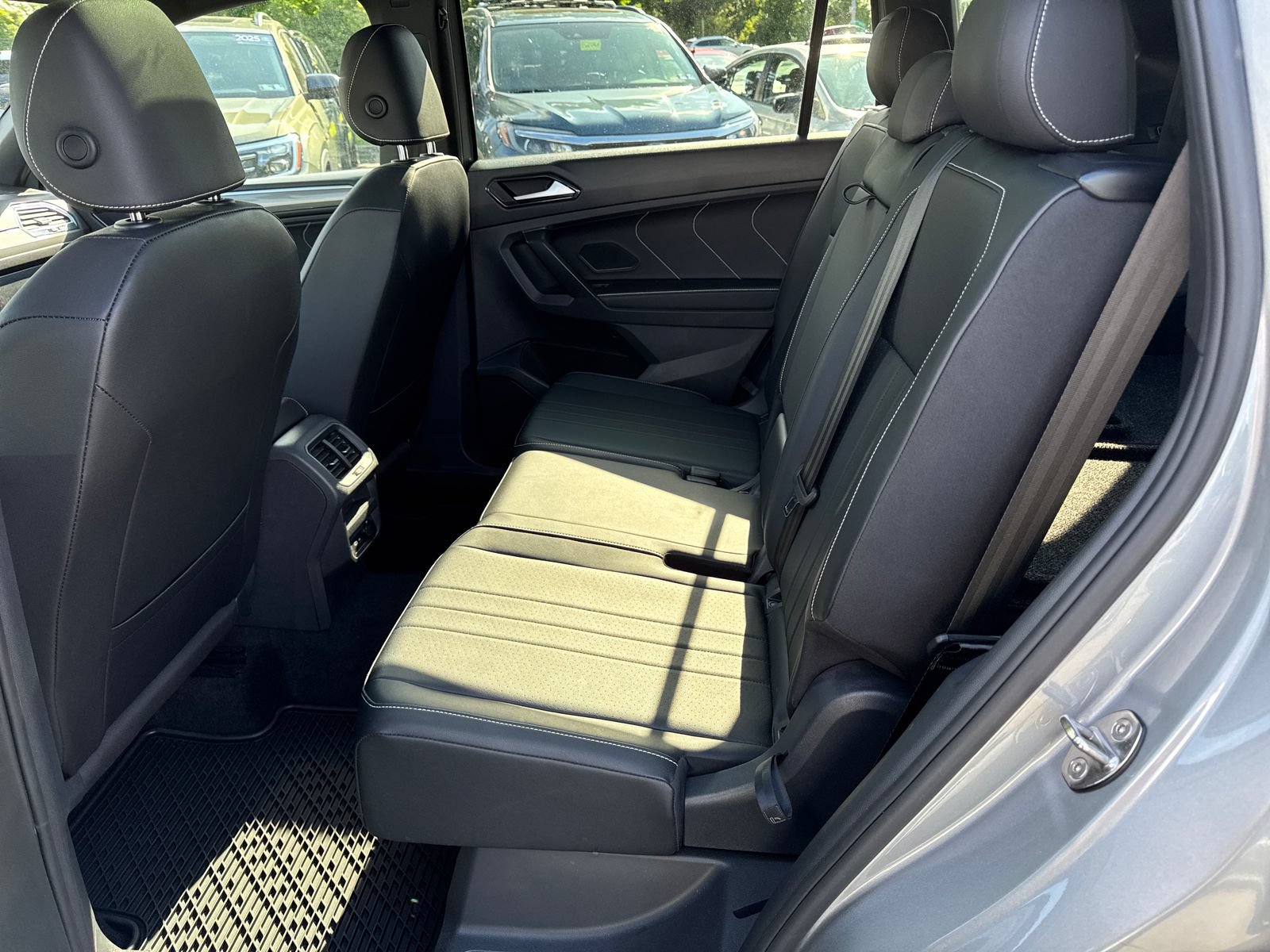 Certified 2023 Volkswagen Tiguan SE R-Line FWD image 28