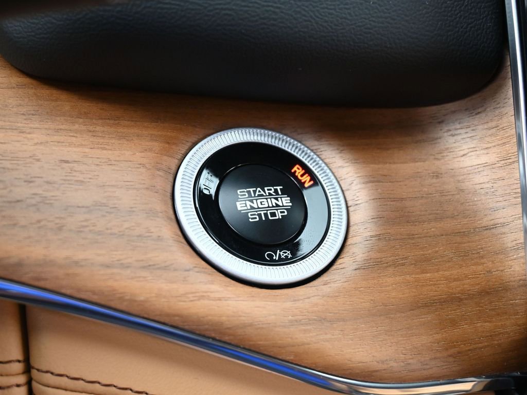 Used 2025 Jeep Grand Cherokee L Summit w/ Luxury Tech Group V image 24