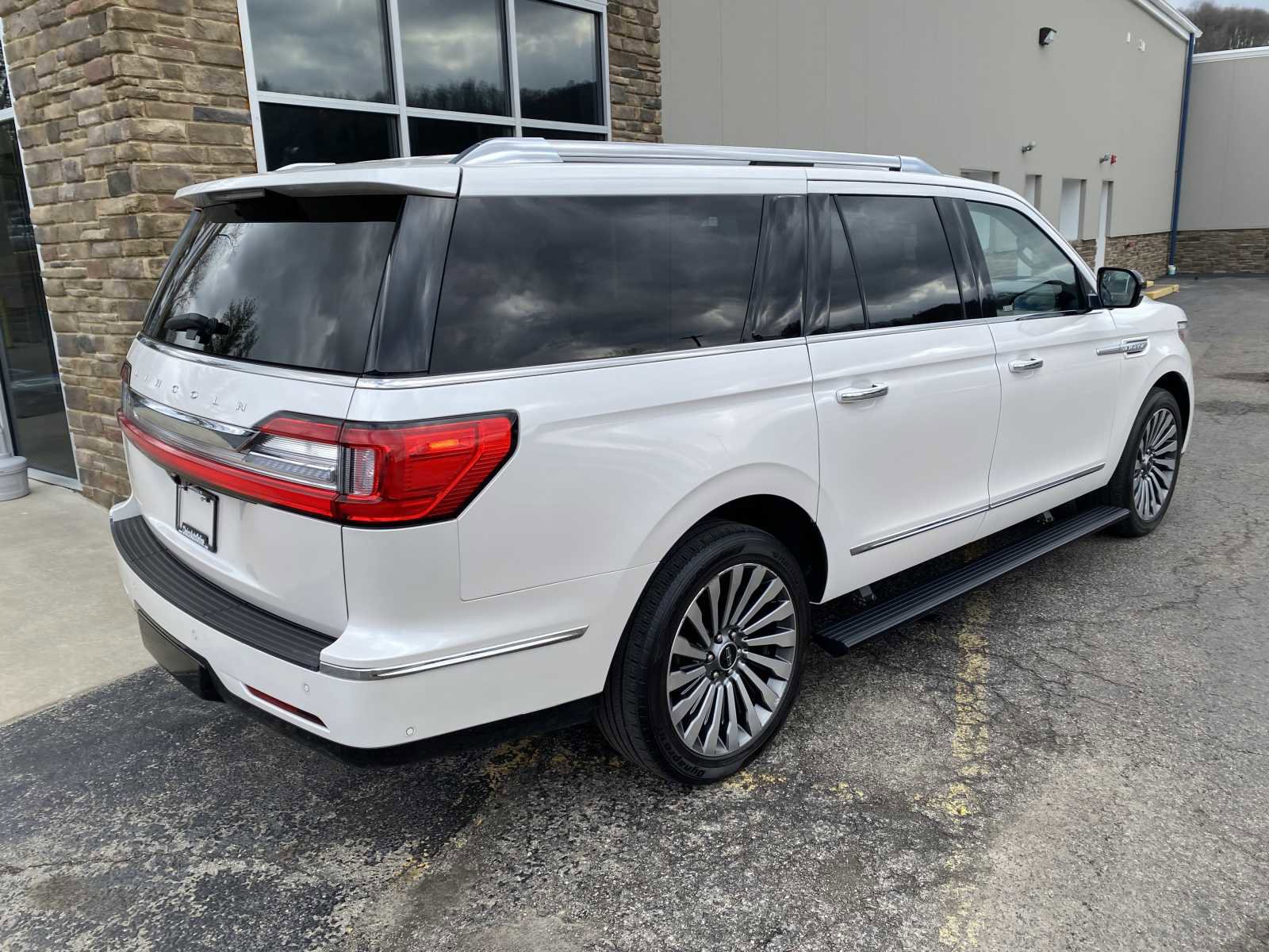 Used 2018 Lincoln Navigator L Reserve w/ Technology Package image 4