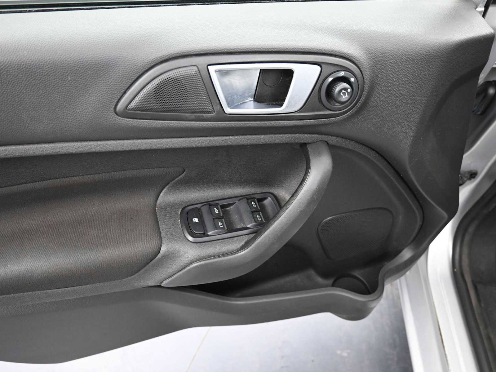 Used 2016 Ford Fiesta SE w/ Cold Weather Package FWD image 18