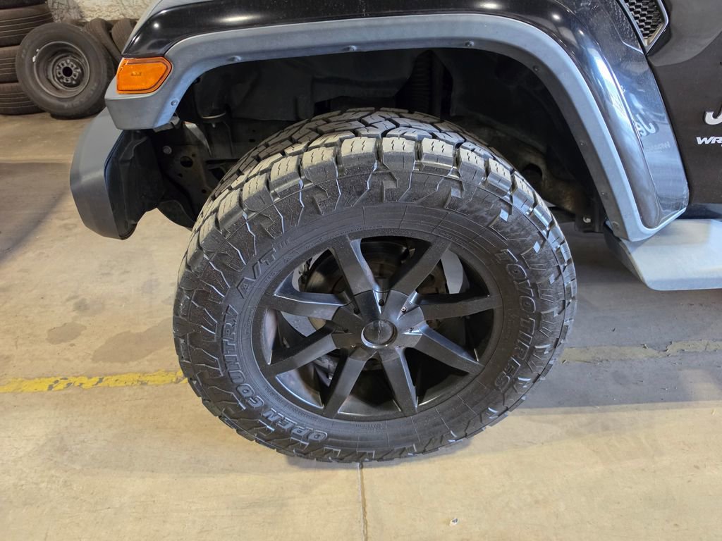 Used 2018 Jeep Wrangler Unlimited Sahara AWD/4WD image 3