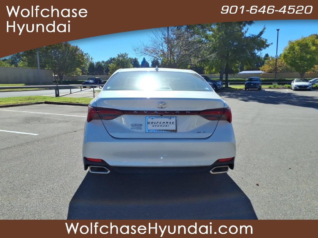 Used 2019 Toyota Avalon XLE w/ Moonroof Package FWD image 4