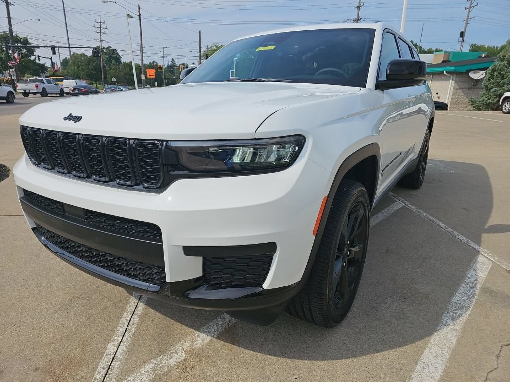 Certified 2025 Jeep Grand Cherokee L Altitude AWD/4WD image 8