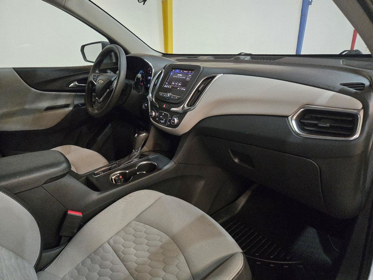 Used 2021 Chevrolet Equinox LS w/ LS Convenience Package FWD image 4