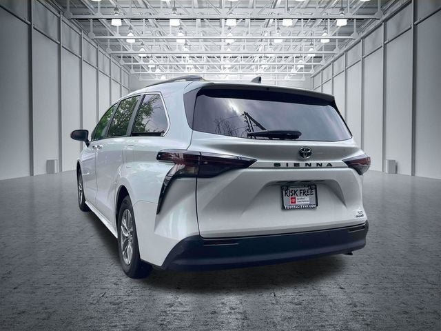 Certified 2024 Toyota Sienna XLE FWD image 10